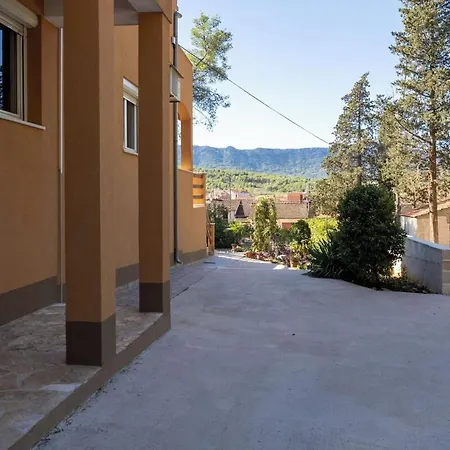Apartament Lada *